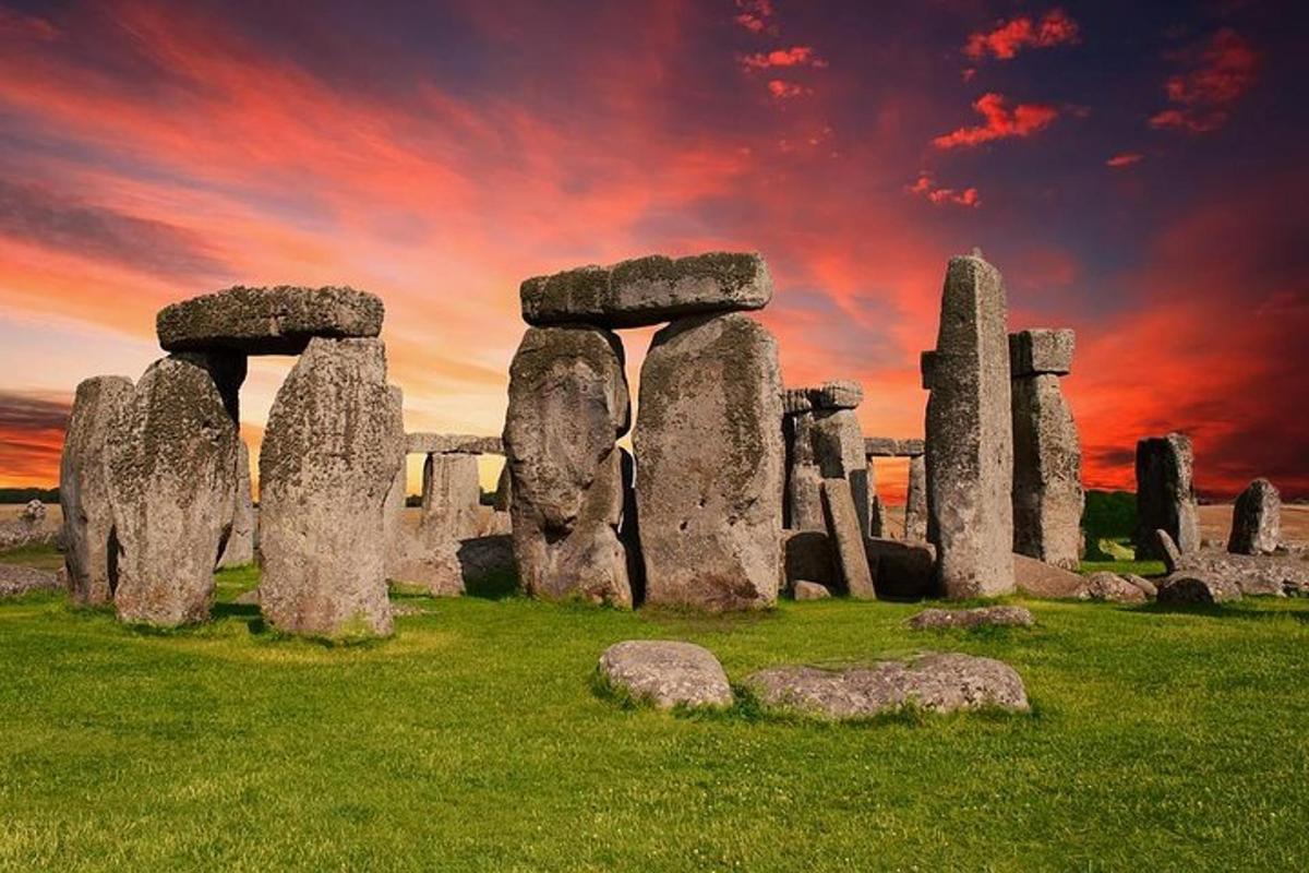egy Stonehenge-i emlékmű sziklákkal egy mezőn naplementével
