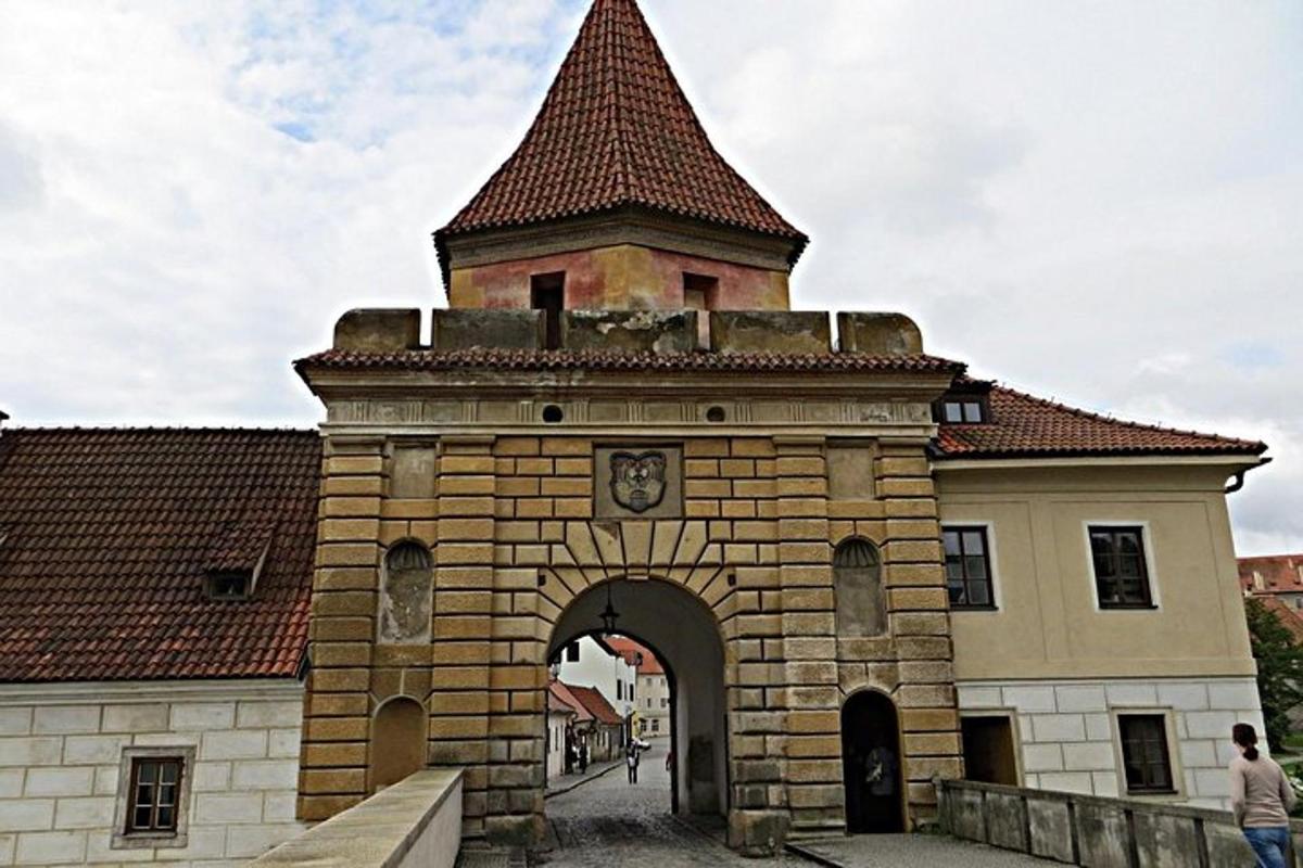Una entrada a un edificio con una torre en la parte superior