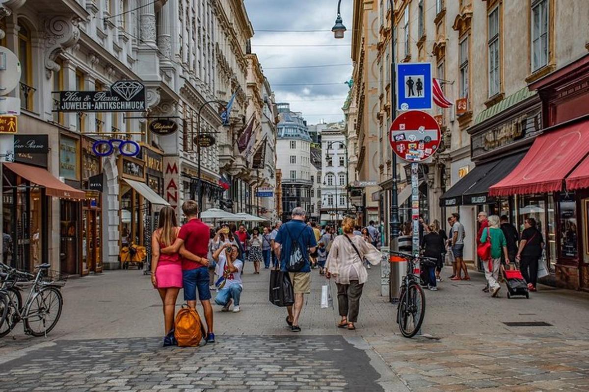 skupina lidí jdoucích po rušné městské ulici