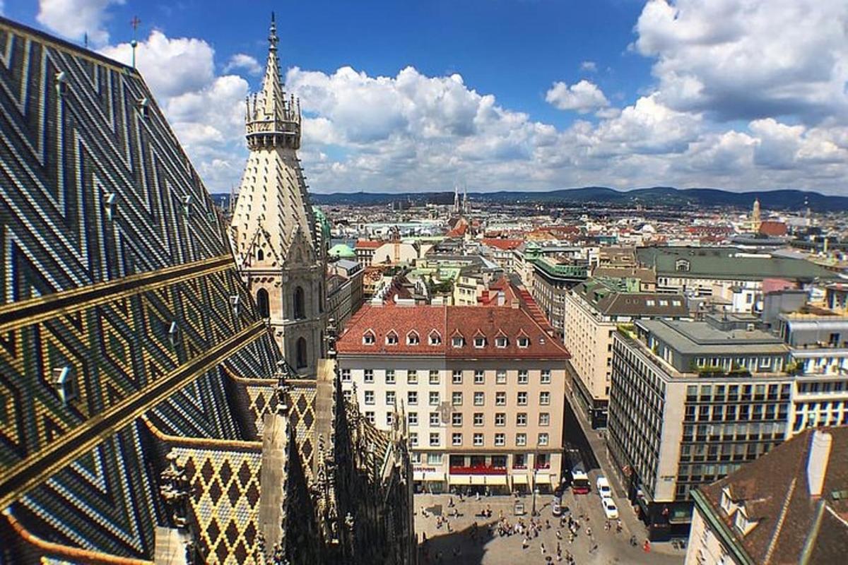 pohled na město s hodinovou věží