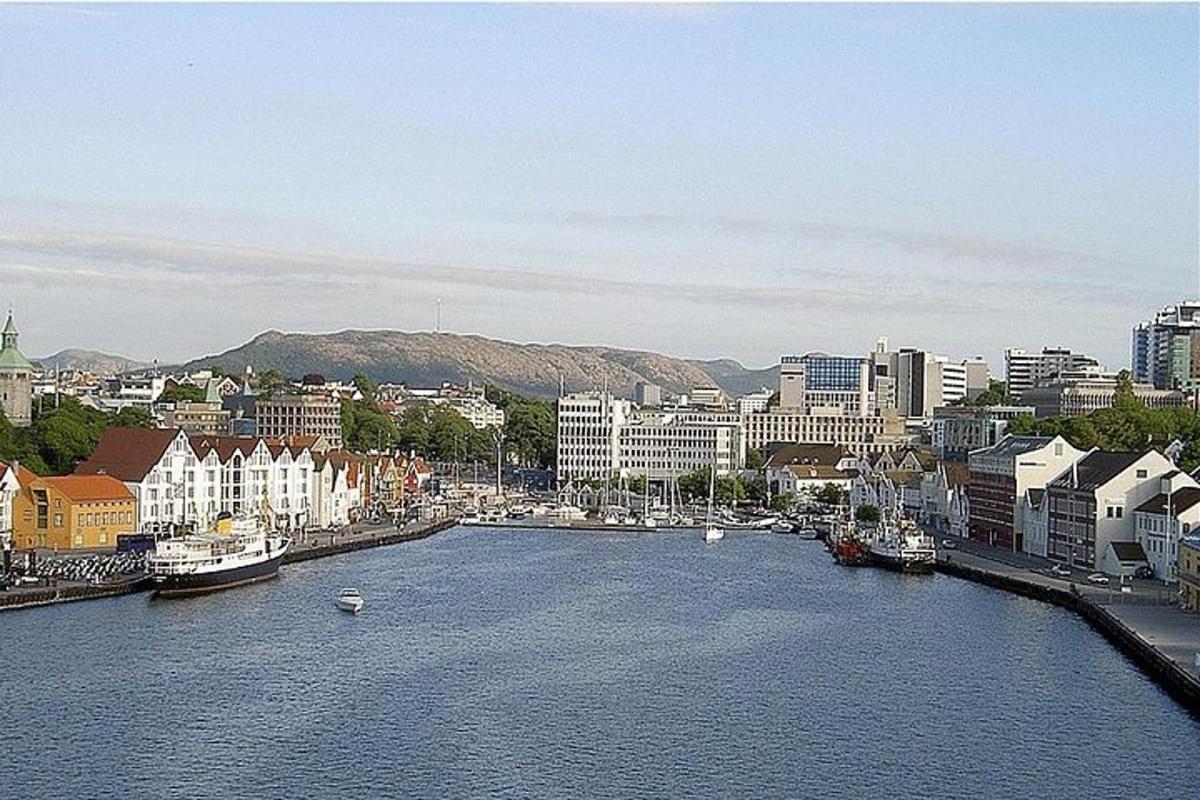 Un río con barcos en una ciudad con edificios.