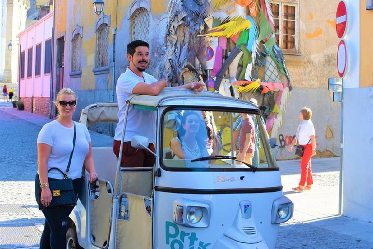 moški in ženska stojita poleg golfskega vozička