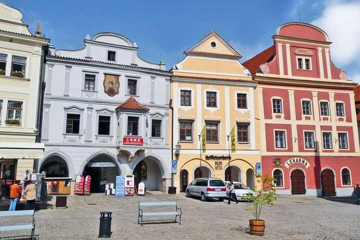 skupina budov s auty zaparkovanými na nádvoří