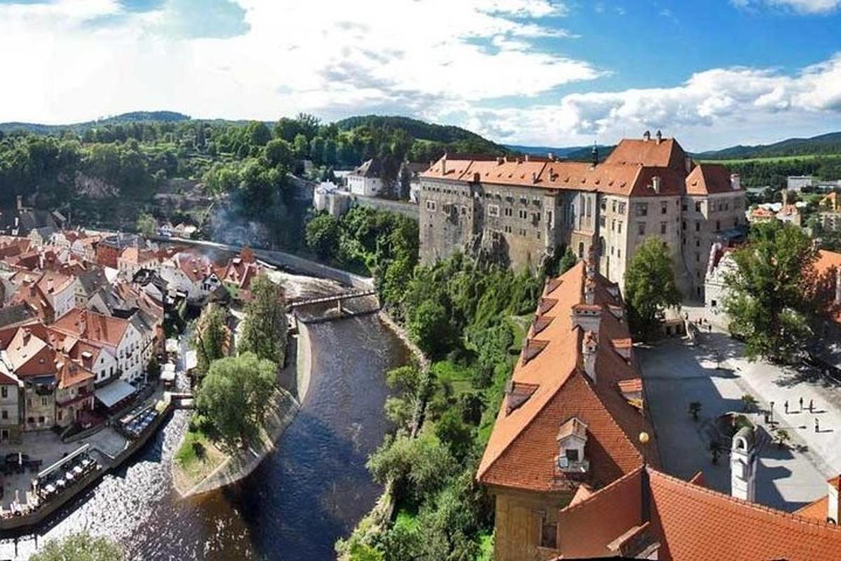 Letecký pohled na město s řekou a budovami