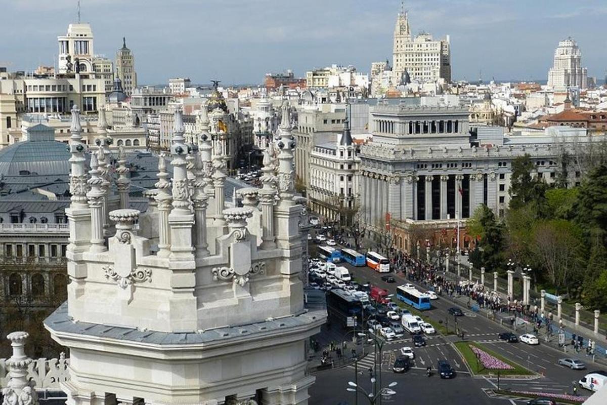 Una vista aérea de una ciudad con una calle muy transitada.