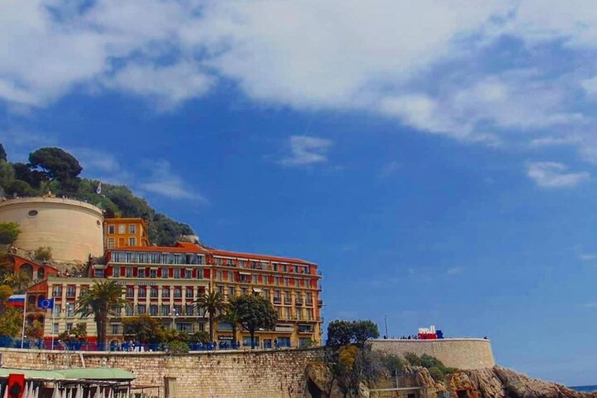 un edificio in cima a una collina vicino all'oceano