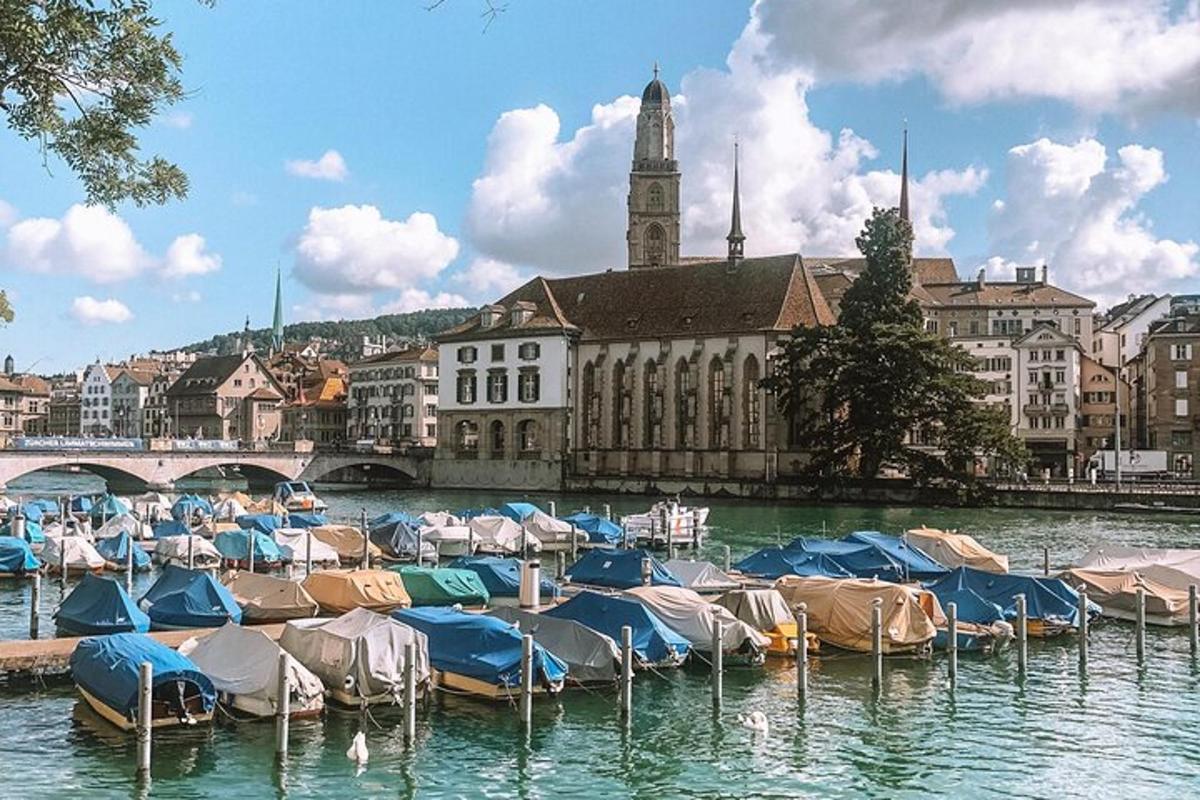 hromada lodí ve vodě ve městě
