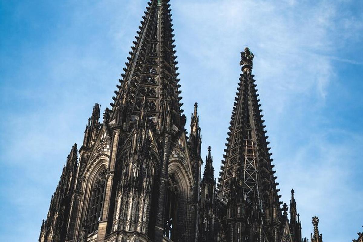 katedrála se třemi věžemi na vrcholu