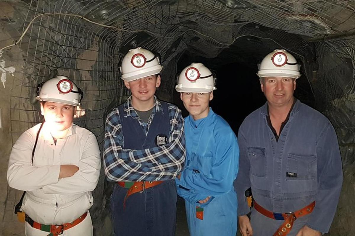 hópur fólks með hjálma í göngum