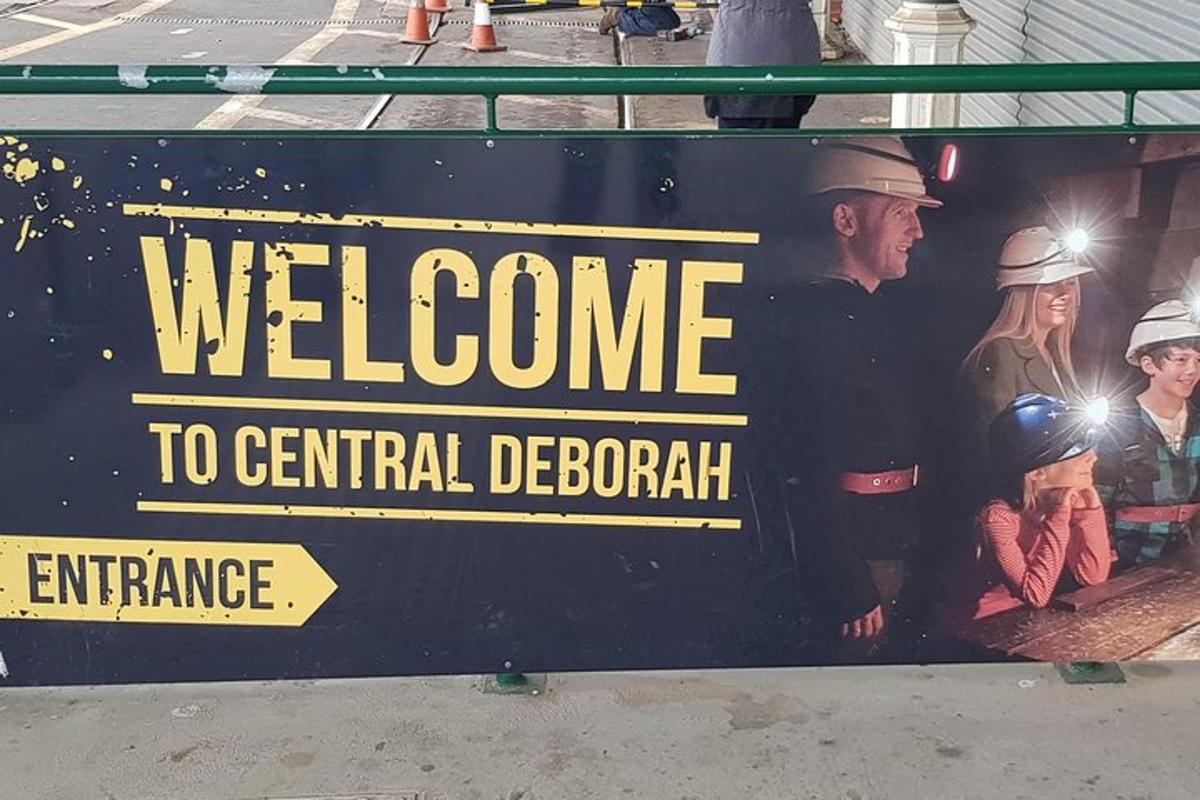 un cartello di benvenuto al deodorante centrale su una strada