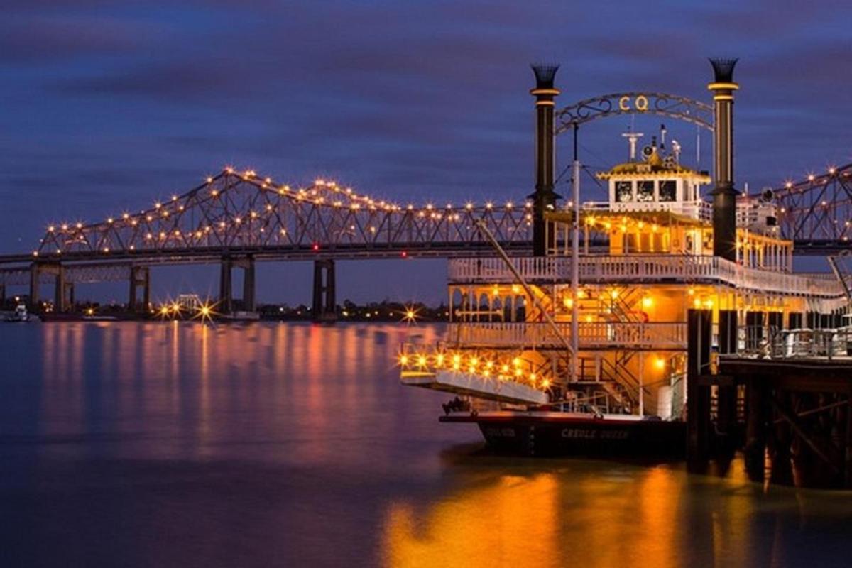isang cruise ship ang nakadaong sa tabi ng isang malaking tulay