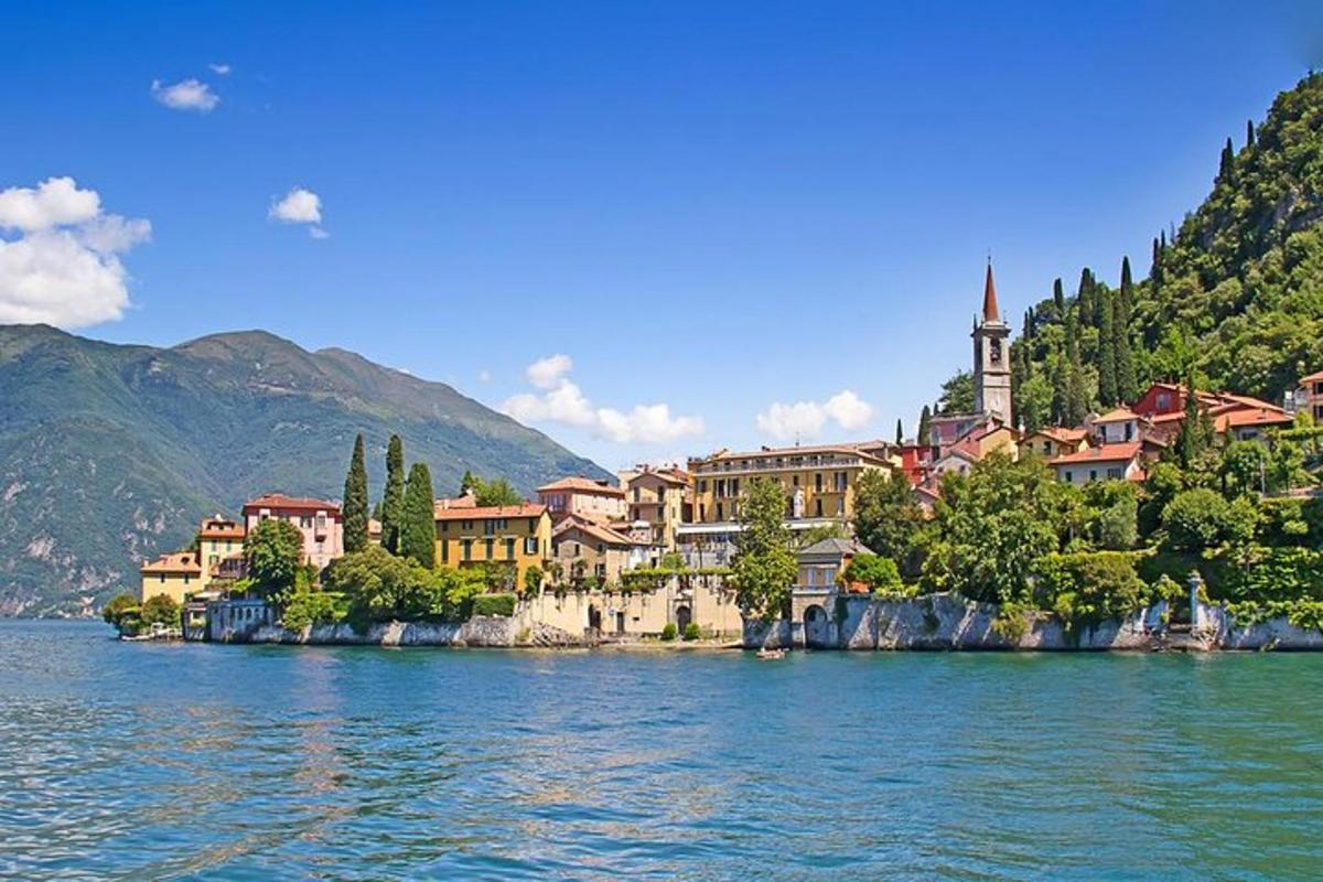 una città sulla riva di uno specchio d'acqua