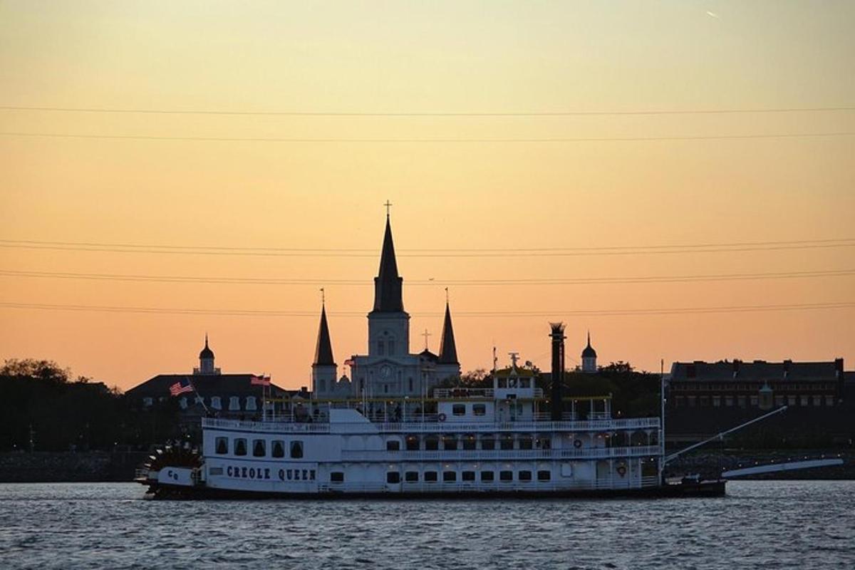 una nave da crociera in acqua di fronte a una città