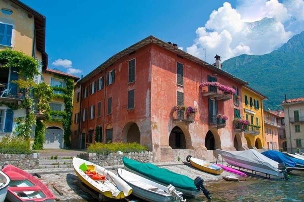 un gruppo di barche parcheggiate davanti a un edificio