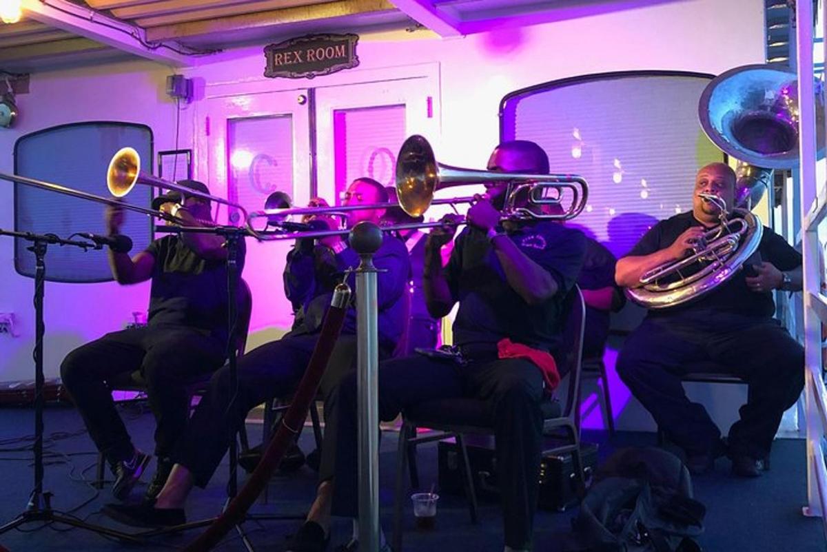 un gruppo di persone che suonano tromboni e tromba