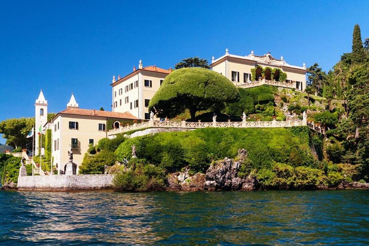 una grande casa su una collina vicino all'acqua