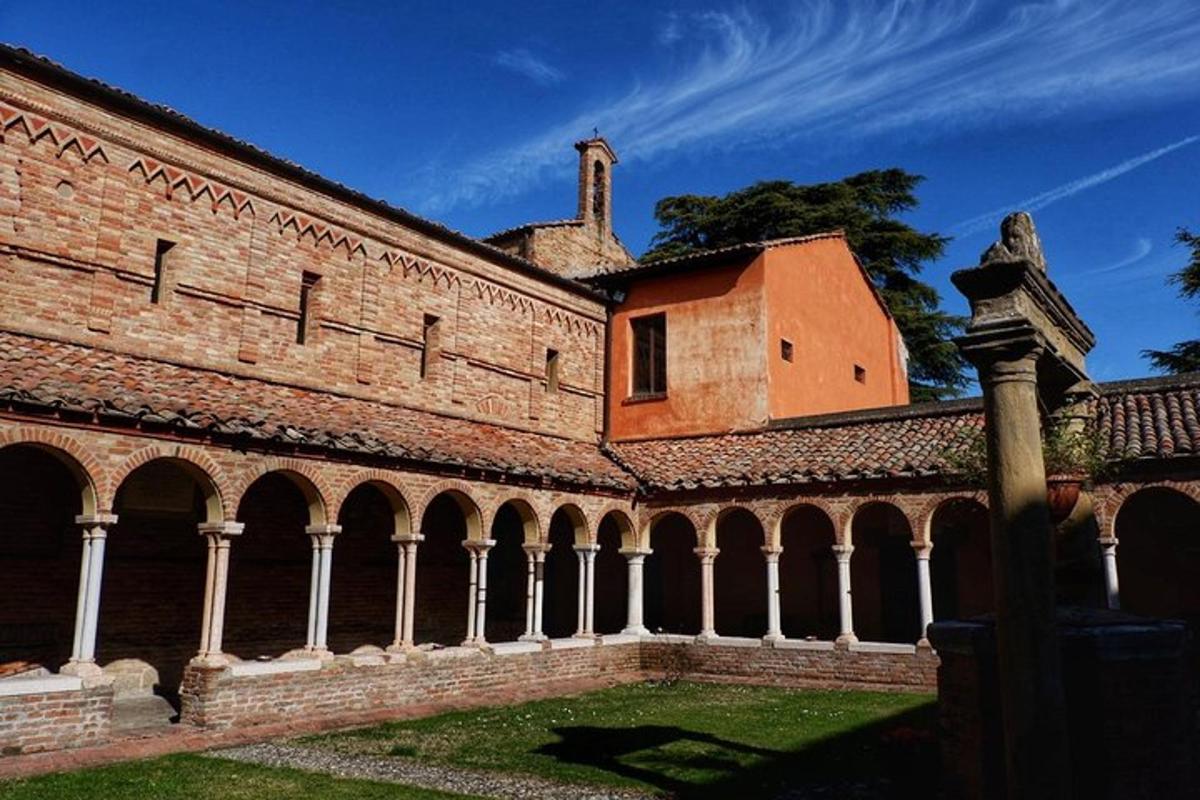 un gran edifici de maó amb una torre a sobre