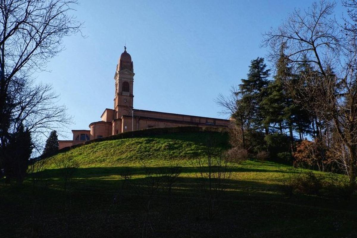 un edifici al cim d'un turó amb una torre del rellotge