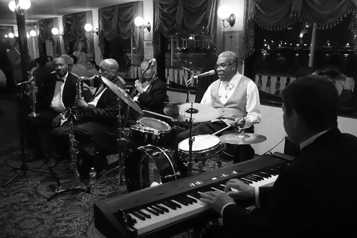 un gruppo di uomini che suonano musica in una stanza