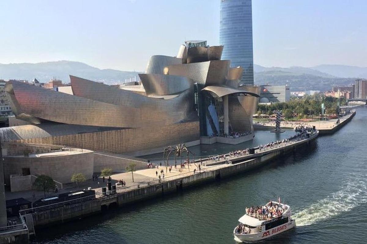 una barca in acqua davanti a un edificio