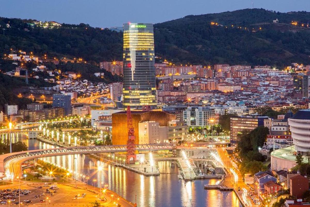 una città illuminata di notte con un grande edificio