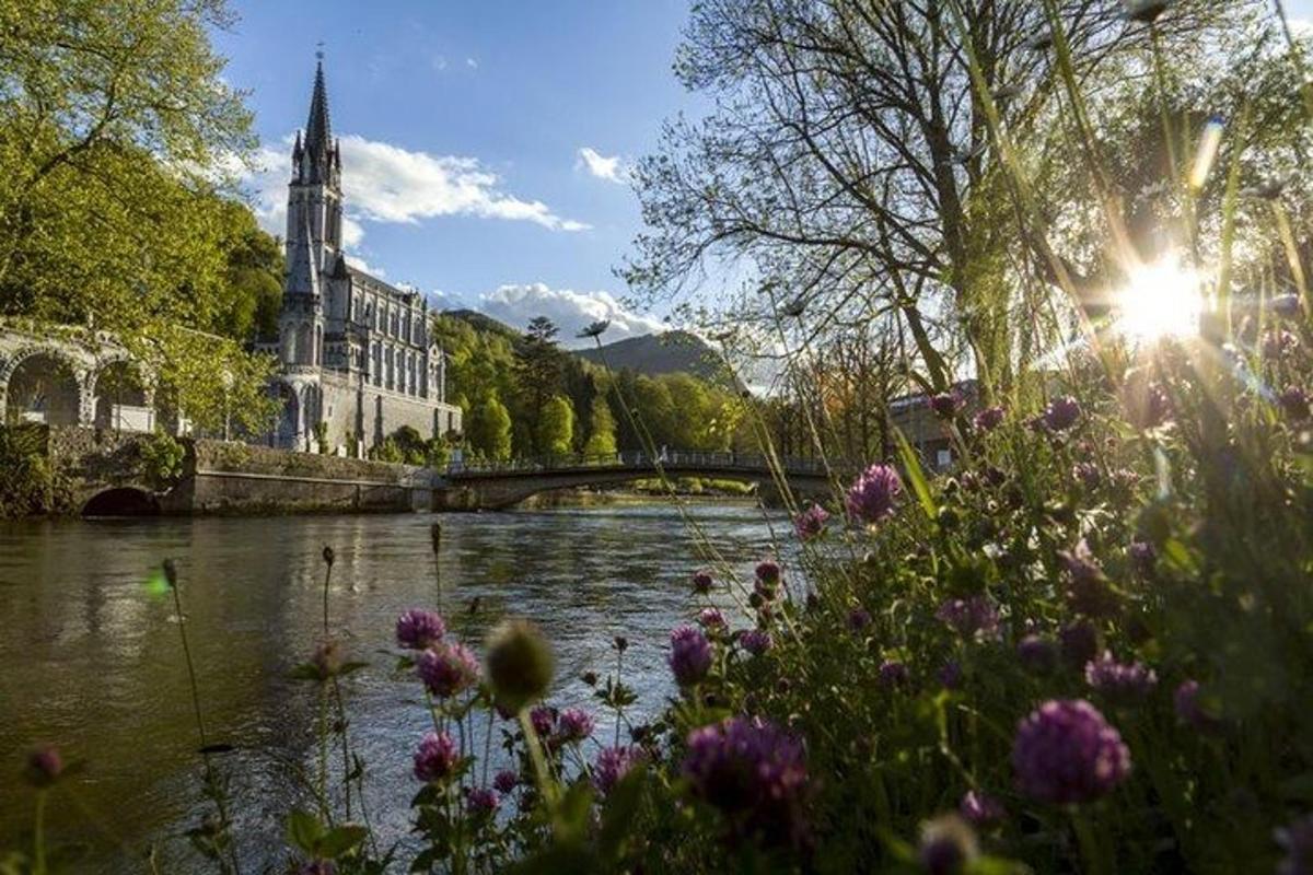 Un río frente a un edificio con una iglesia.