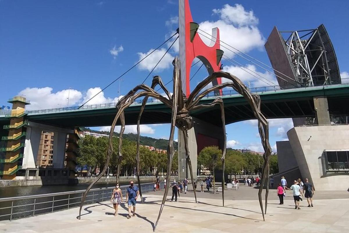 una scultura di un ragno davanti a un ponte
