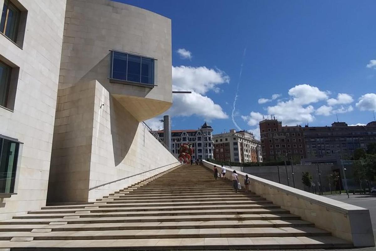una scala che porta a un edificio con un edificio