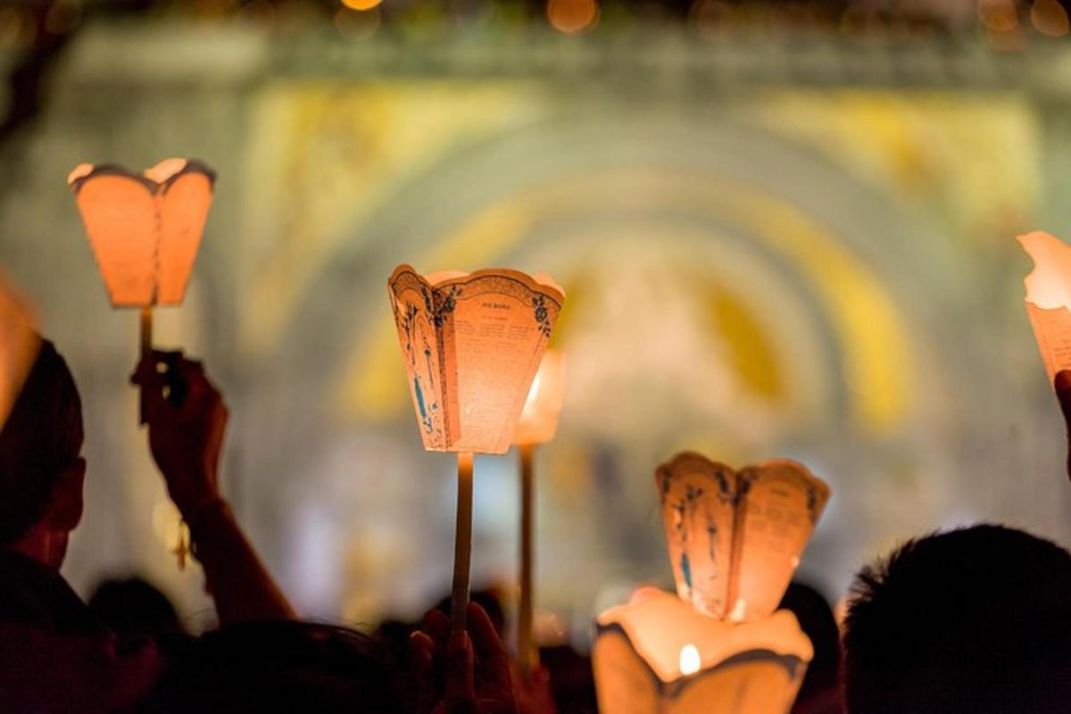 Un grupo de personas sosteniendo luces naranjas.