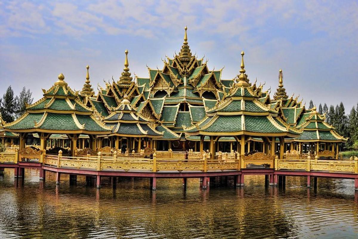 sebuah bangunan besar dengan banyak menara di atas air