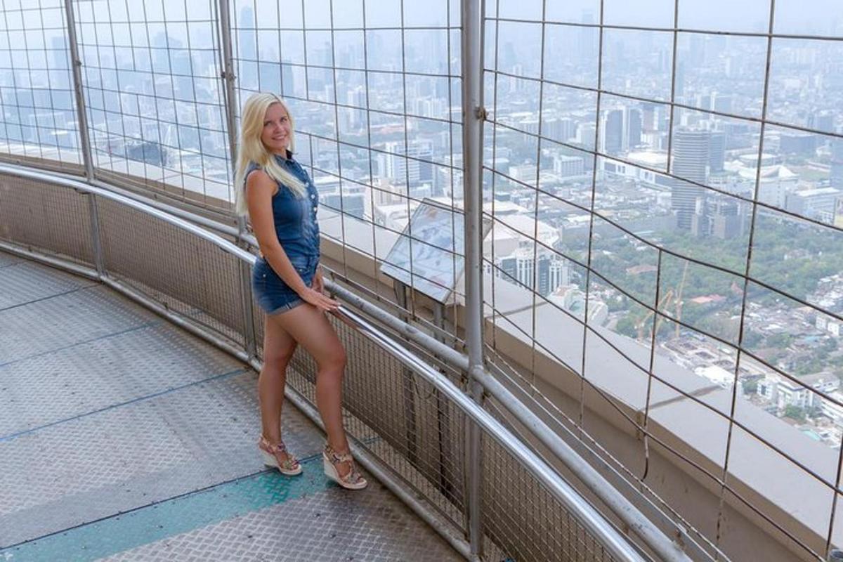 eine Frau in einem blauen Kleid, die in einem Fenster steht