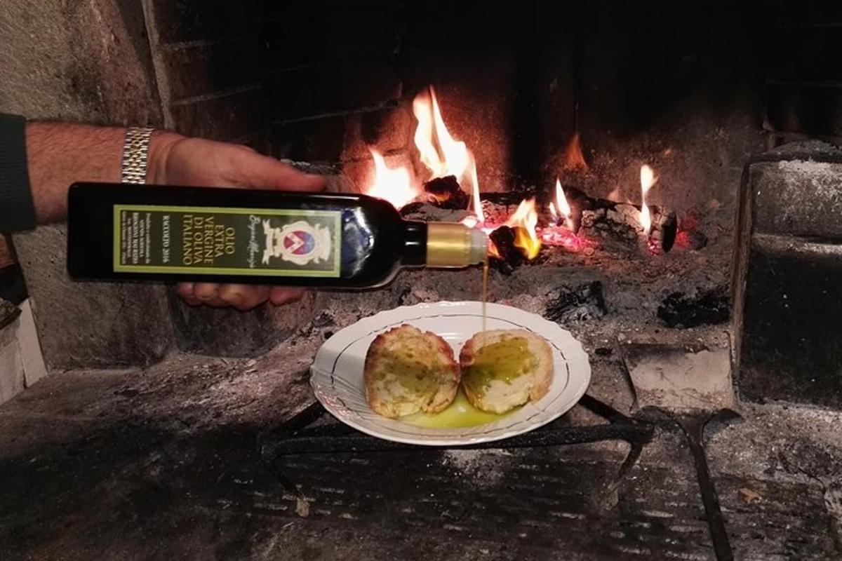 osoba nalévající láhev vína na talíř s jídlem