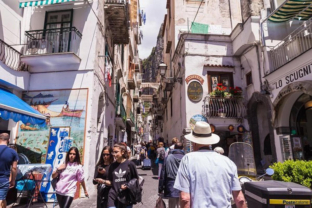 un gruppo di persone che camminano lungo una strada cittadina