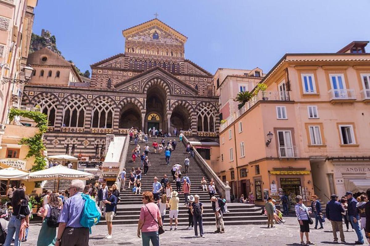 un gruppo di persone che camminano davanti a un edificio