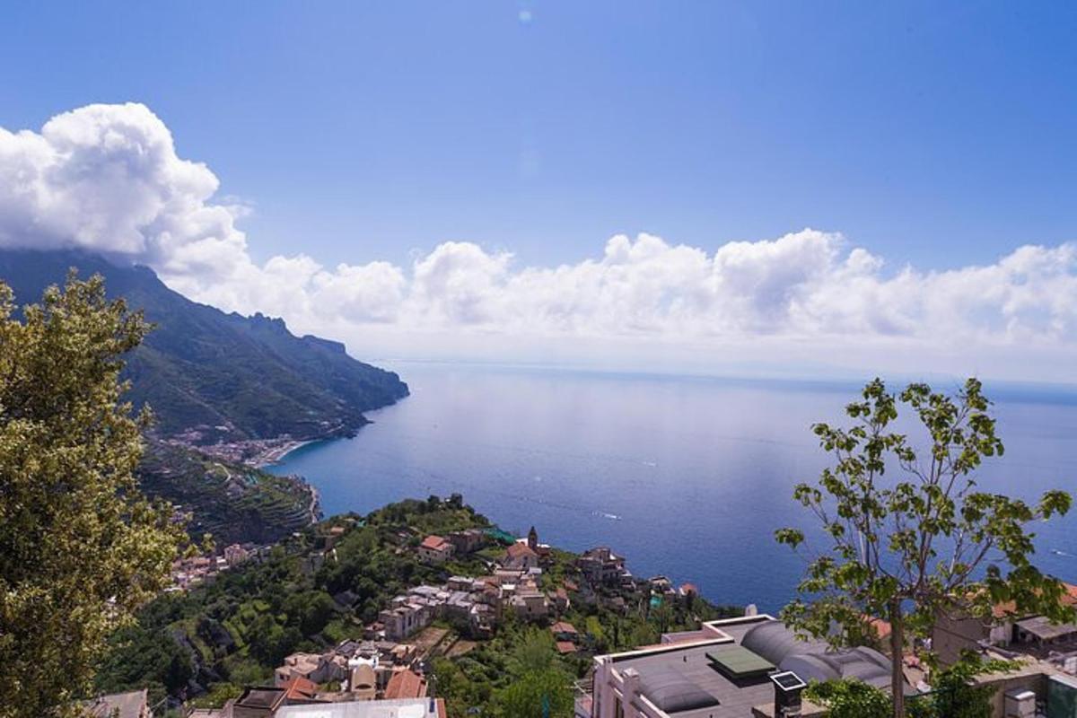 una vista di un grande specchio d'acqua con una città