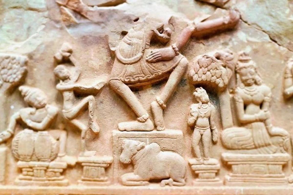 en stenmur med en relief av en man på en elefant