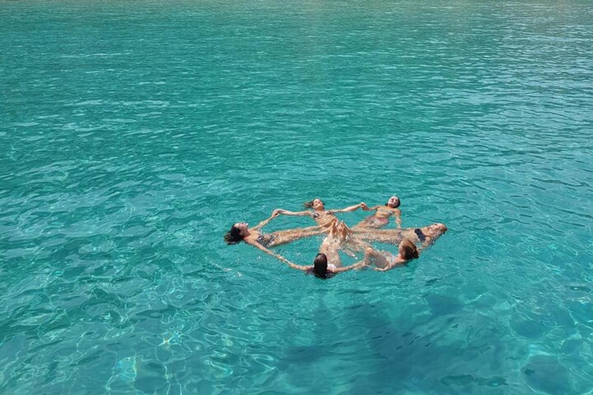 un gruppo di persone che si tengono per mano nell'acqua