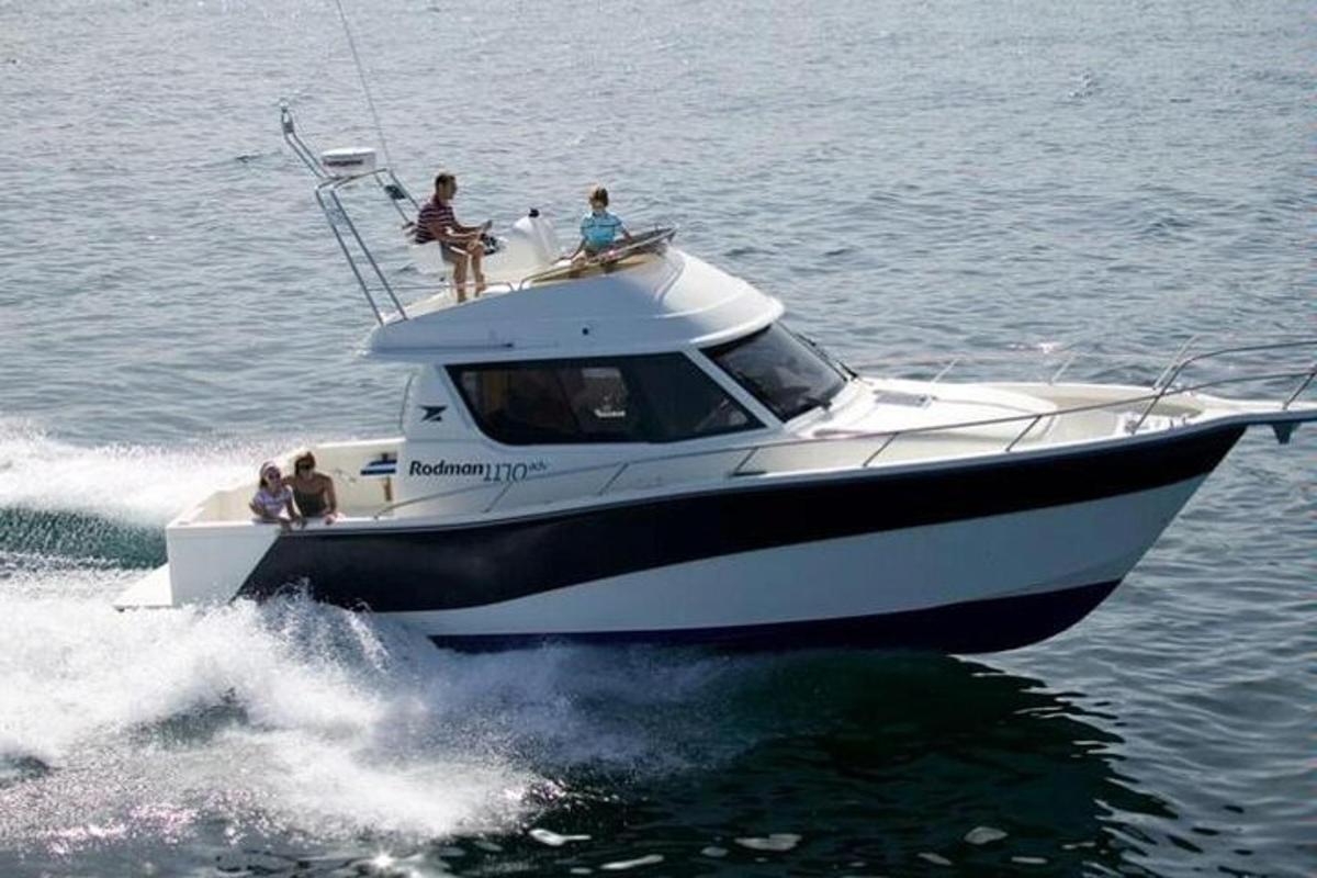 un gruppo di persone su una barca in acqua