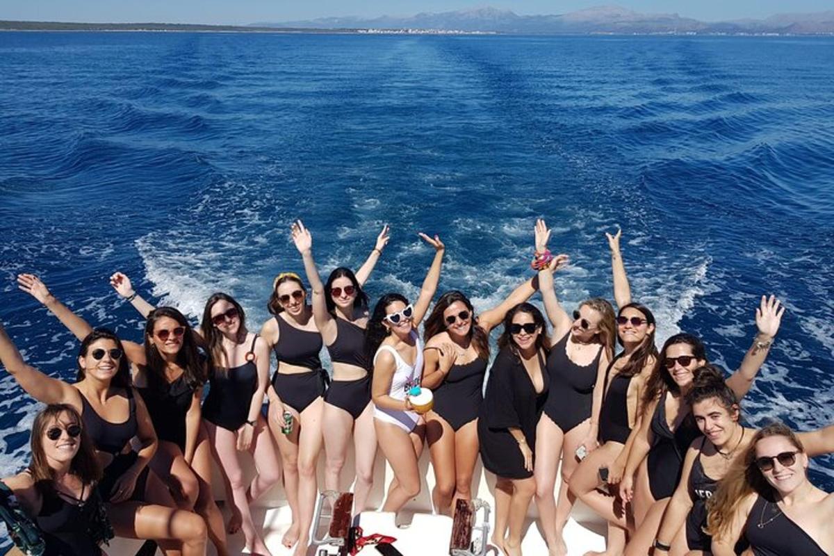 un gruppo di donne in costume da bagno nero su una barca