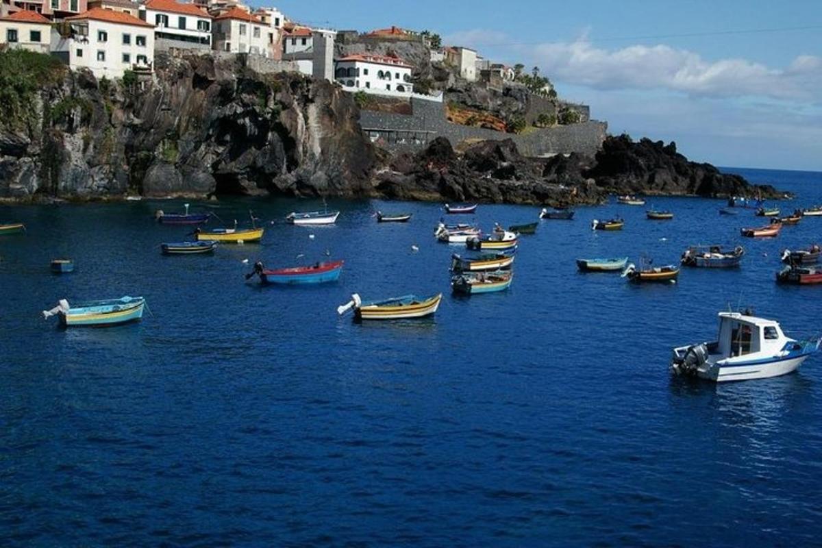 un grupo de barcos en una gran masa de agua
