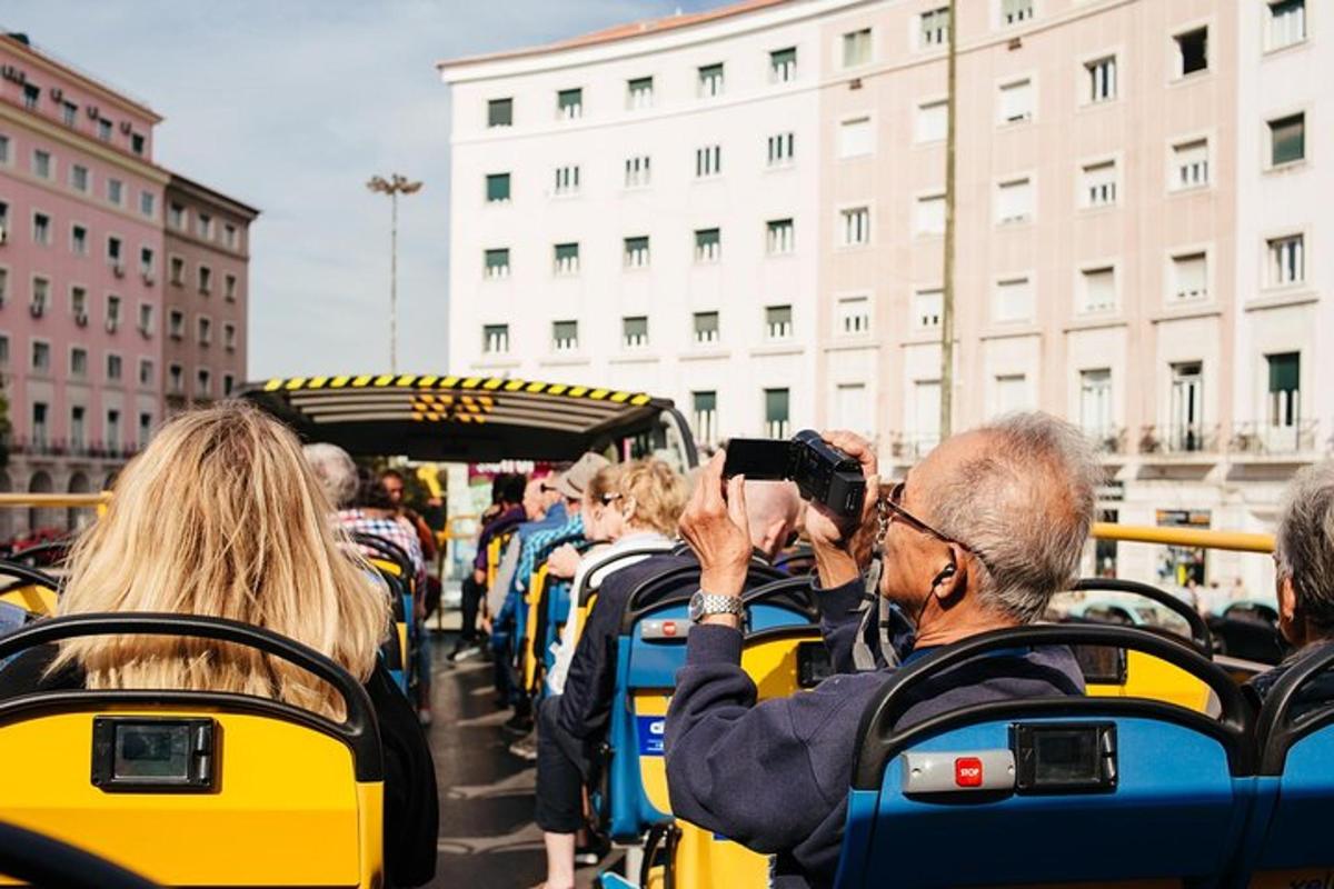 cilvēku grupa, kas brauc autobusā