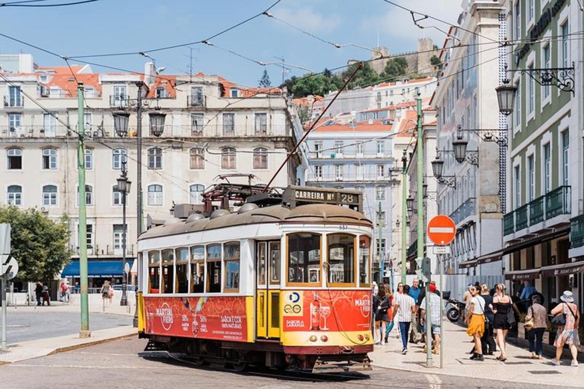 tramvaj na ulici v mestu