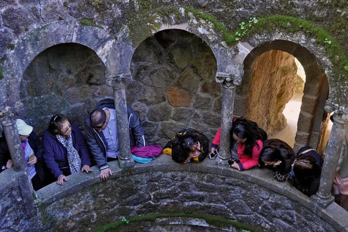 en gruppe mennesker som sitter i en tunnel med en hund