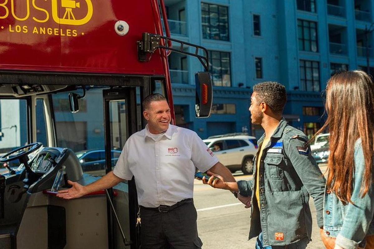 dwóch mężczyzn stoi obok autobusu