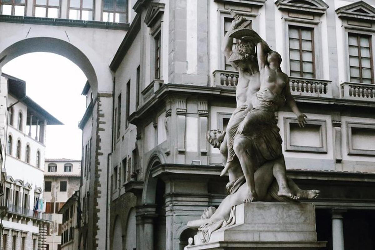eine Statue vor einem Gebäude