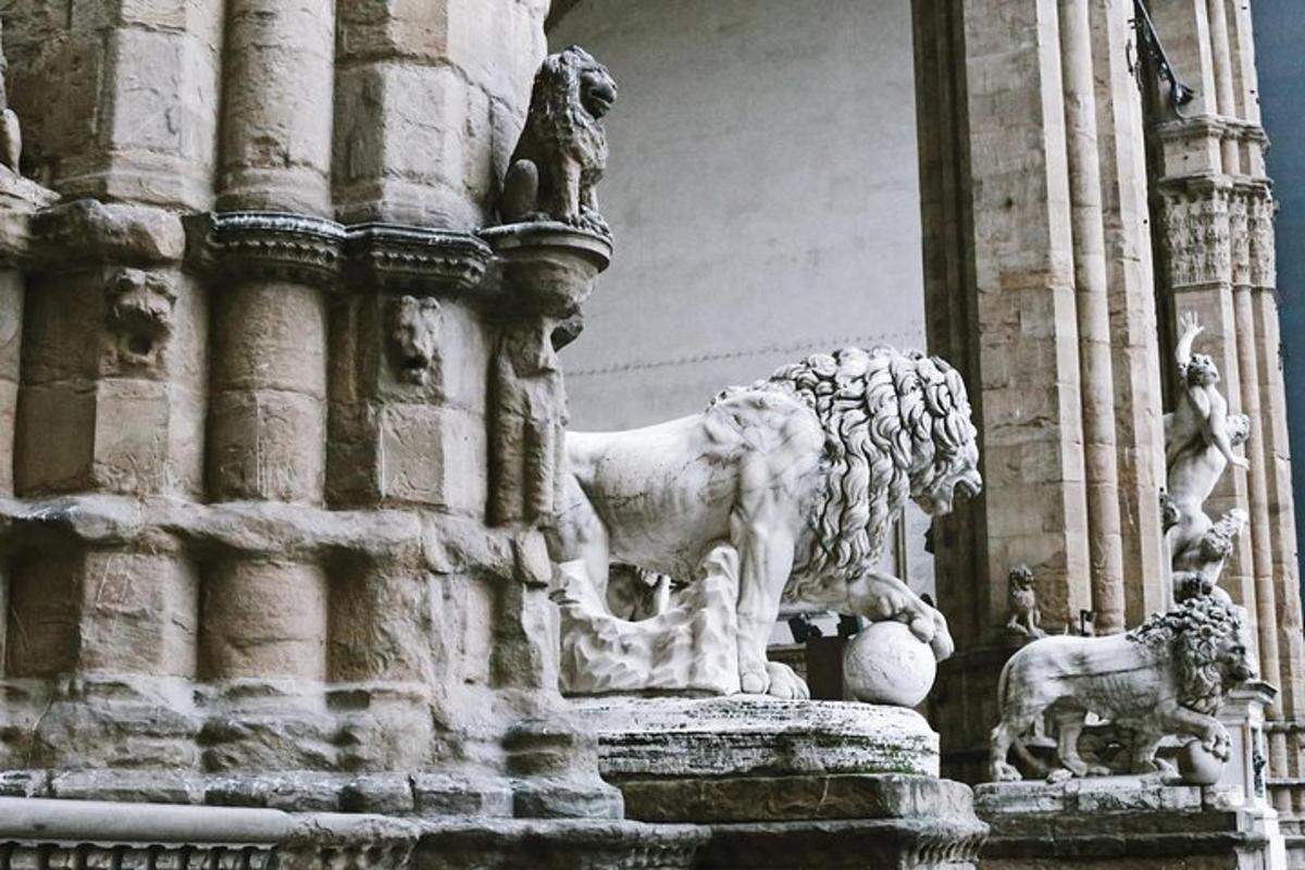 uma estátua de um leão na lateral de um prédio