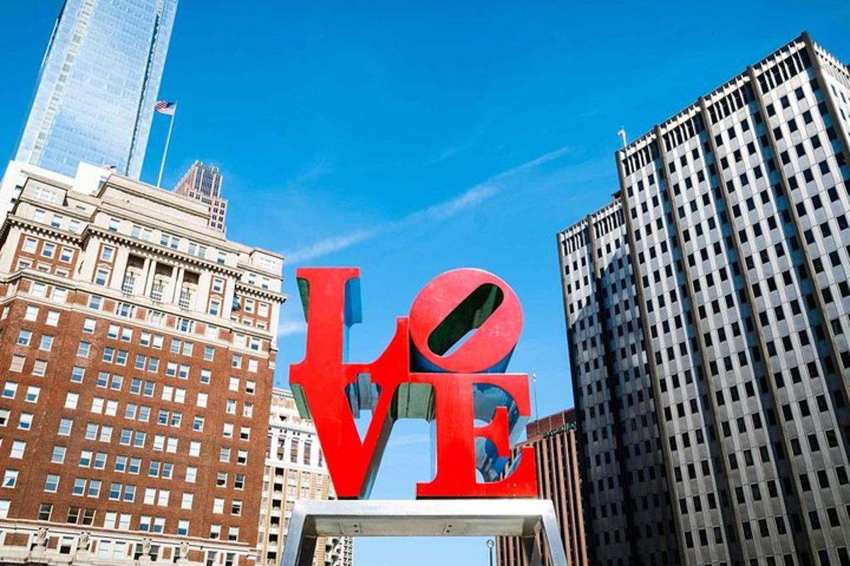 un cartello rosso con la scritta "amore" davanti ad alcuni edifici
