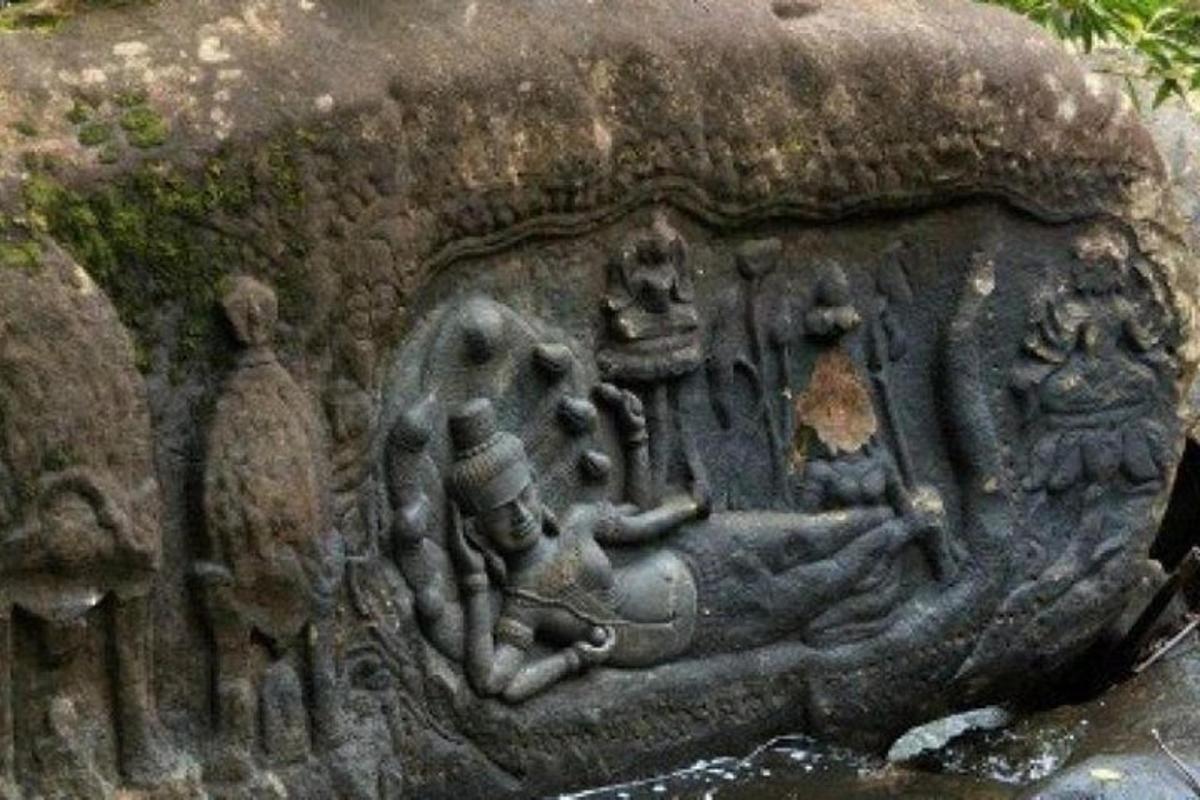 una scultura in pietra di una persona su una statua