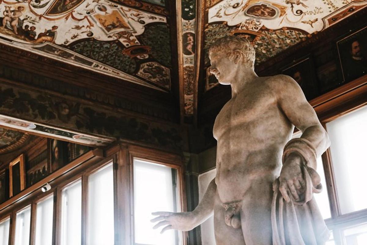 statua mężczyzny w pokoju z sufitem