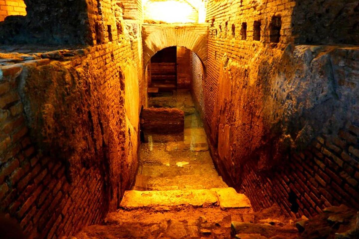 ένα στενό σε ένα παλιό κτίριο με σήραγγα